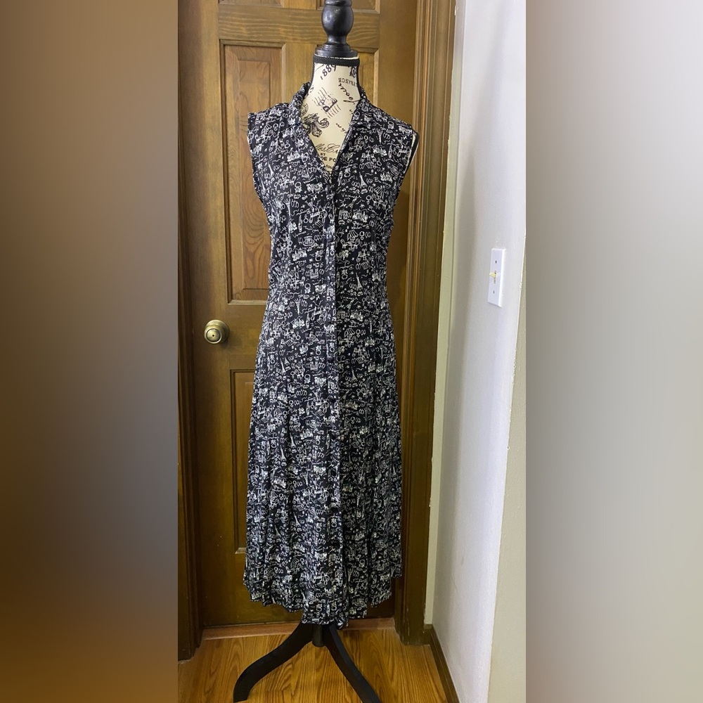 Paris inspired black & White button down dress. Ties at the waist.